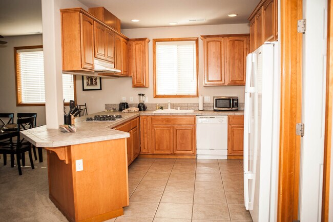 Building Photo - 4 Bedroom Townhome in South Richland