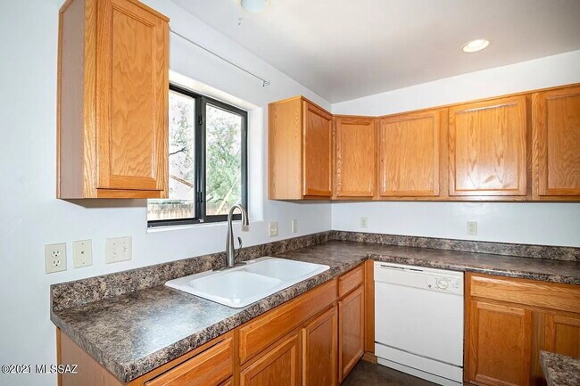 Building Photo - 3 bedroom 2 bath home with washer and dryer.