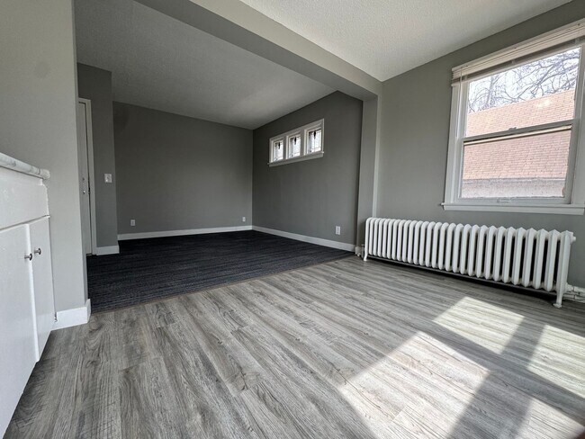 Foto del edificio - 1727 Reaney Ave E