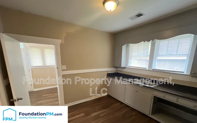 Building Photo - 922 Garland St