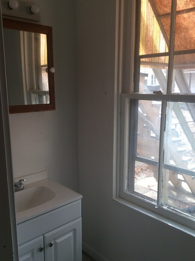 Building Photo - 1st Floor 1 Bedroom Parking West End York ...