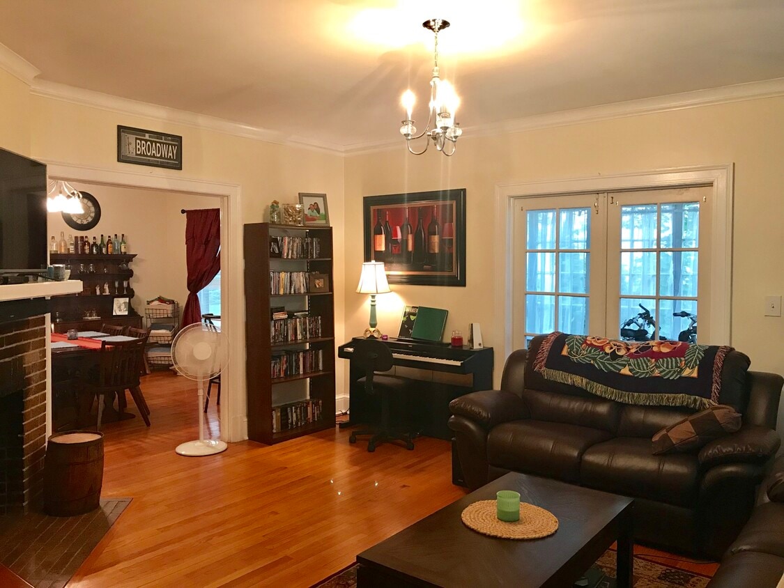 Photo - 883 Farmington Ave