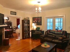 Building Photo - 883 Farmington Ave