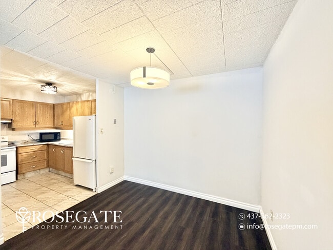 Photo du bâtiment - All-Inclusive 3-Bedroom Home with Parking, Porch & Backyard in Kitchener