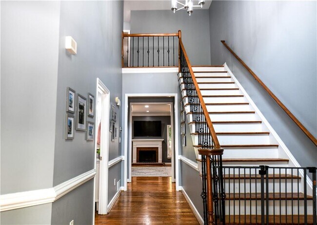 Building Photo - 304 Bridle Path