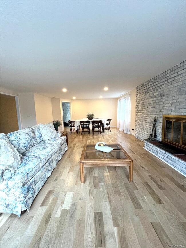 Building Photo - 25 Squires Ave