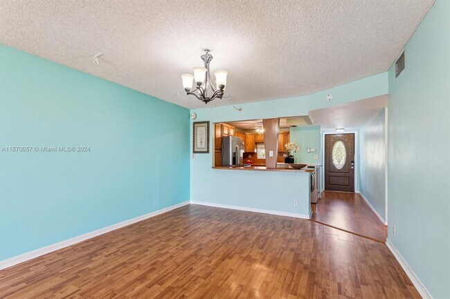 Foto del edificio - 9811 N Hollybrook Lake Dr