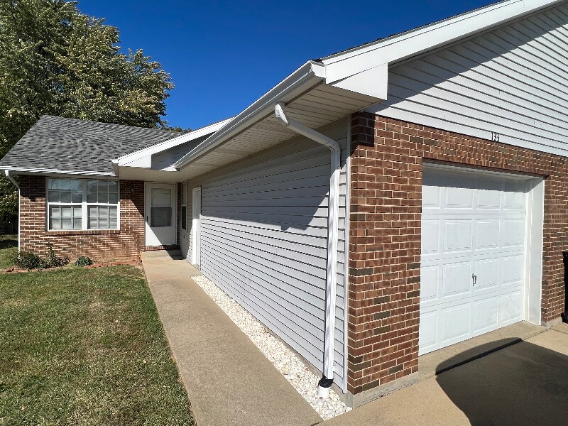 Primary Photo - 133 E Hunters Ridge