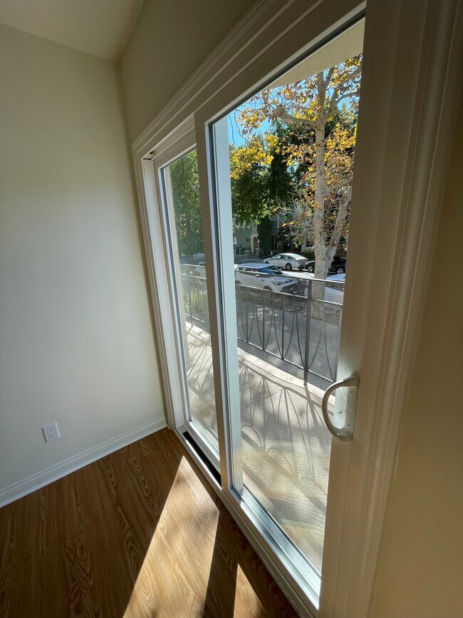 Balcón - 8437 Blackburn Ave