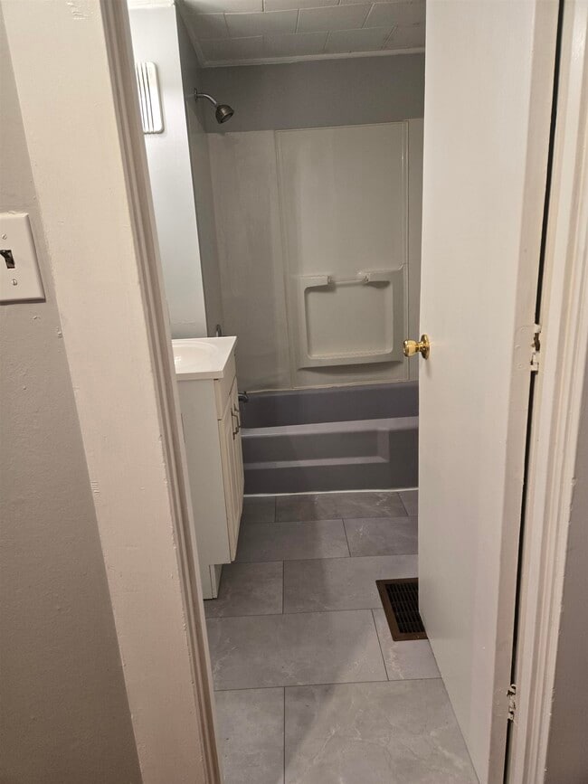 Building Photo - 207 Pine St