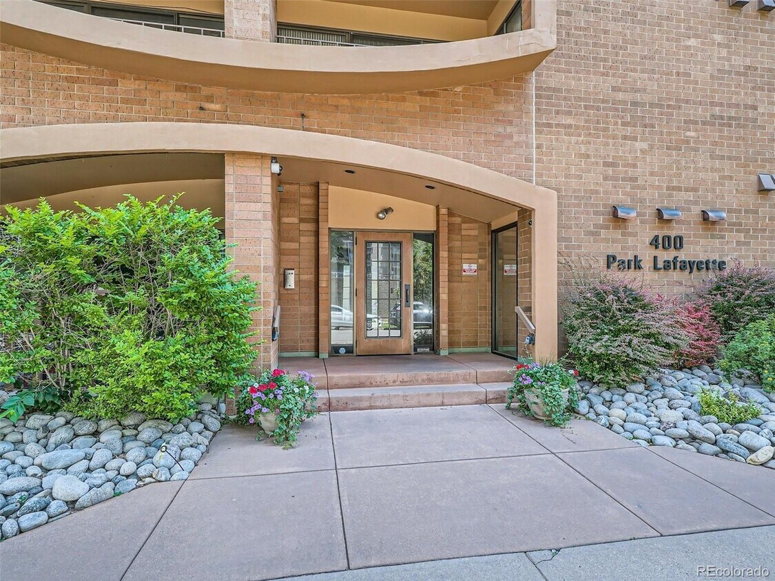 Entryway - 400 S Lafayette St