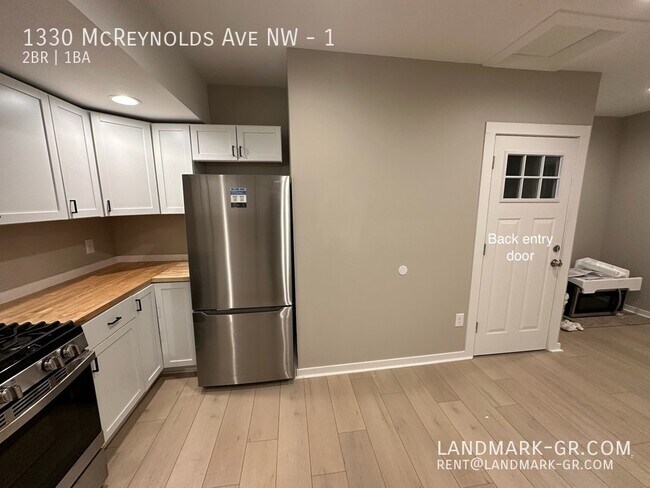 Building Photo - 2 Bedroom Grand Rapids Westside - Just upd...