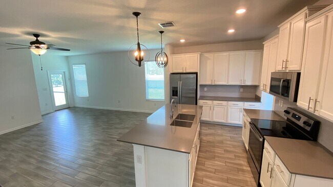 Building Photo - 4 Bedroom, 3.5 Bath Single Family Home in ...