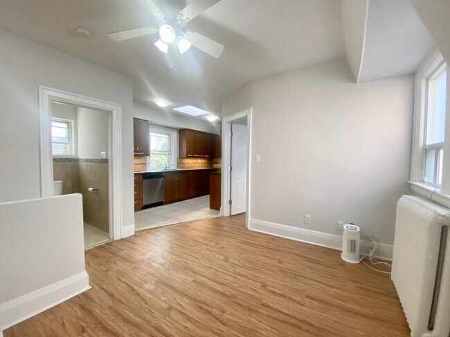 Photo du bâtiment - 341 St Clair Ave W