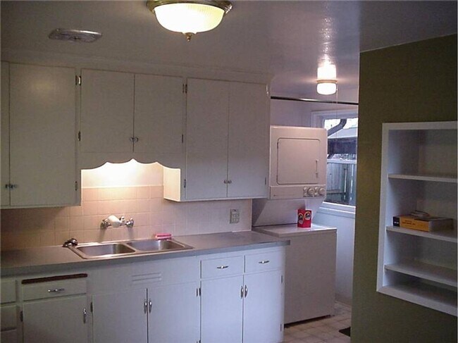 Building Photo - Charming Pet Friendly Home in Seattles Cov...