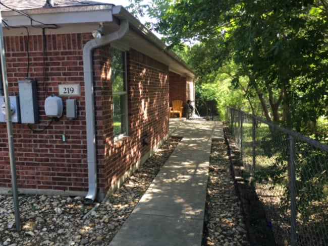 Building Photo - 219 W Avenue D