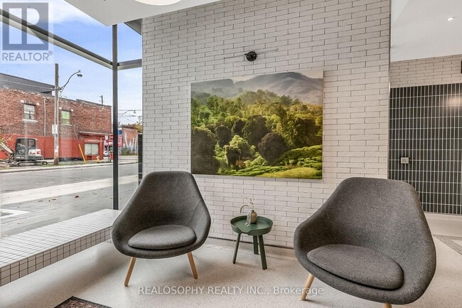 Building Photo - 115 Larchmount Ave