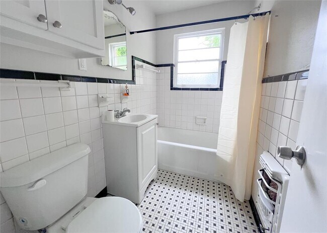 Foto del edificio - 221 NE 26th St