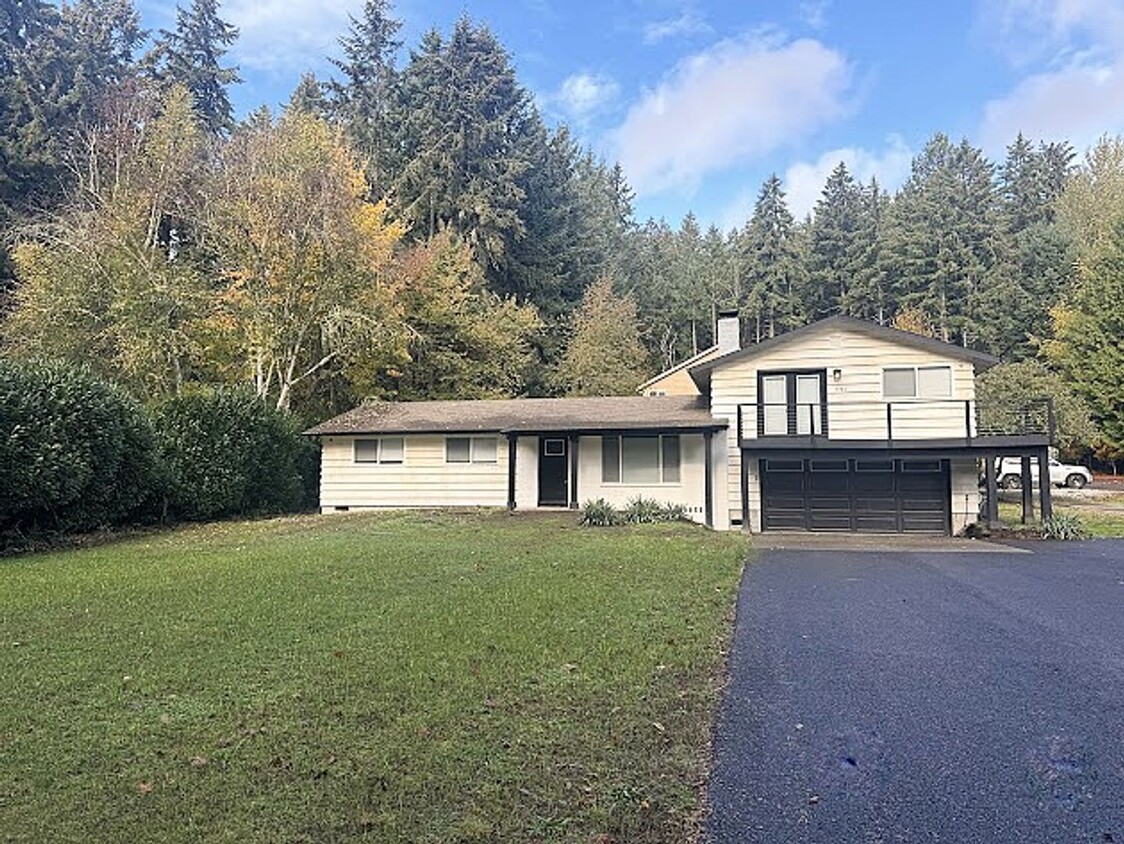 Primary Photo - Gorgeous home in U.P. with custom features!