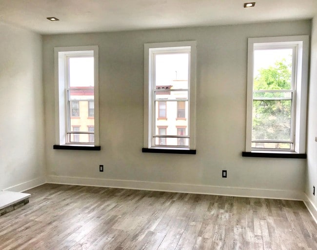 Building Photo - 599 5th Ave