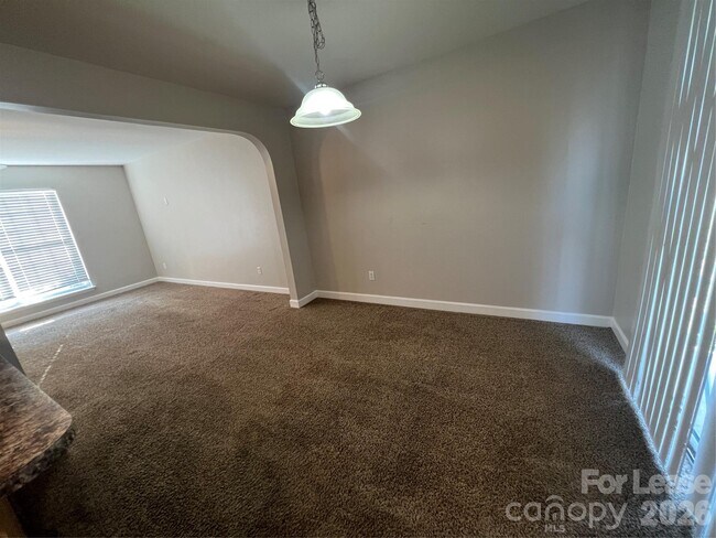 Foto del edificio - 909 Rucker Cliff Dr