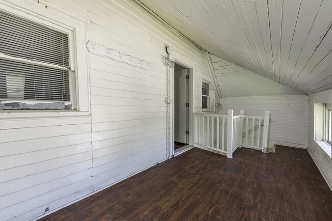 Building Photo - 1801 Victoria Ave