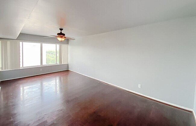 Foto del edificio - Beautiful 1 Bed 1 Bath Condo In Pavilion On The Park High-Rise Building In Alexandria City