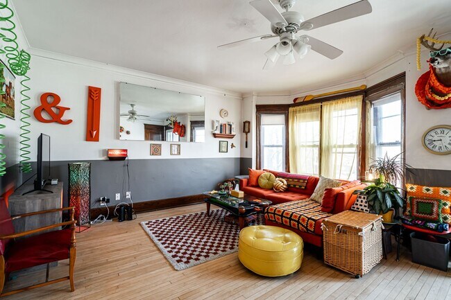 Foto del edificio - Bright and Sunny 3 Bedroom Upper