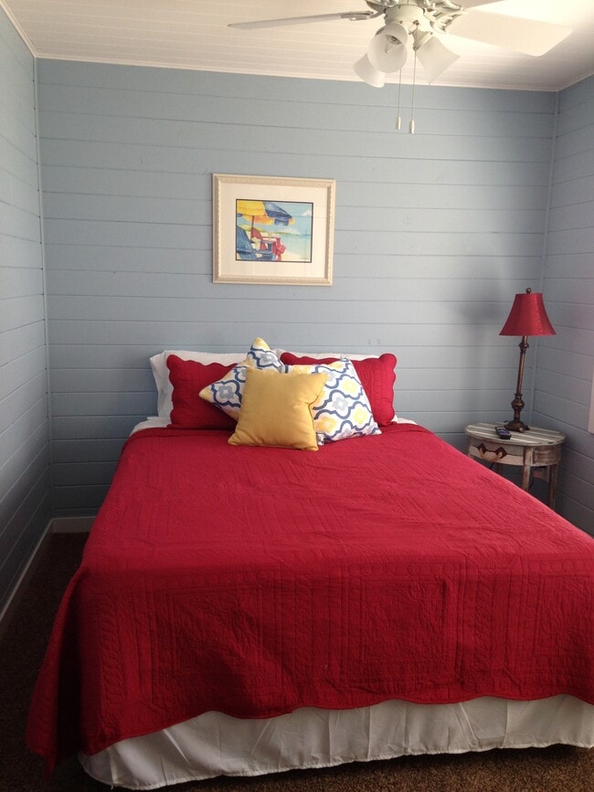 Bedroom 1 - unit 3 - 2704 Latoka Lodge Rd SW