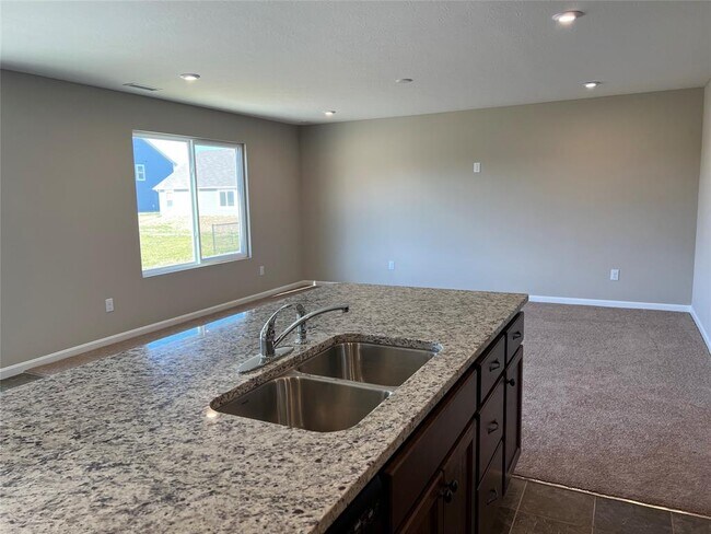 Building Photo - 6284 N Woodhaven Dr