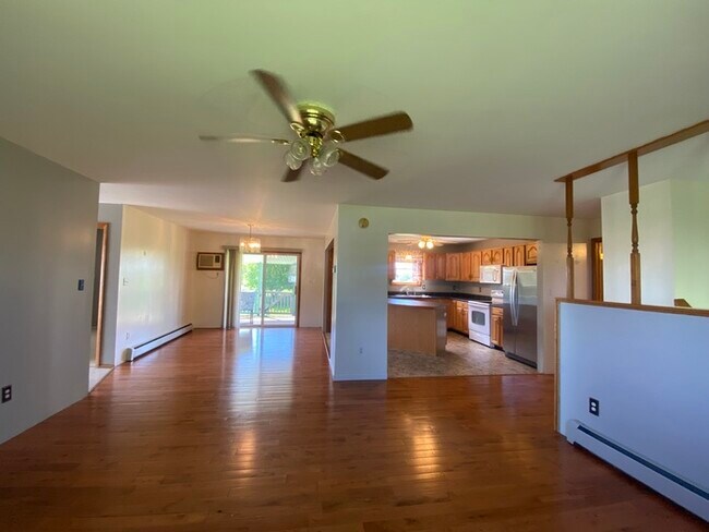 Foto del edificio - Beautiful secluded 4 bedroom 2.5 bath home with 2 stall detached garage and descent sized yard