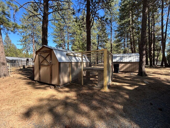 Building Photo - 2BD/2BA Home located in the Deschutes River Woods neighborhood with 2 master suites!