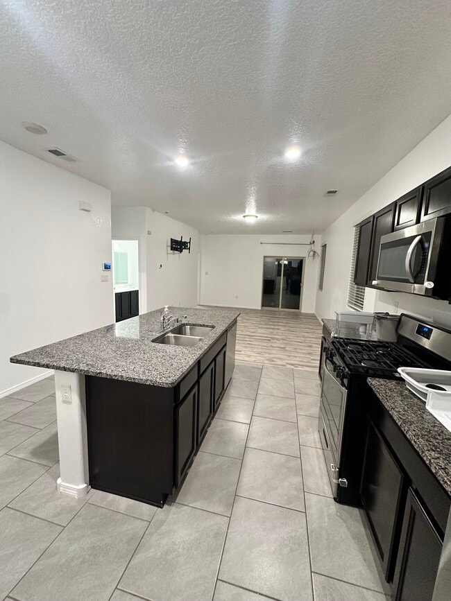 Foto del edificio - 1830 Goldenflare Loop NE