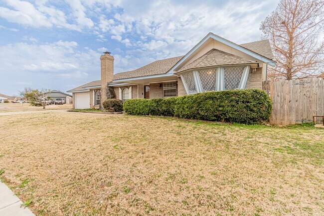 Building Photo - 4 Bed 2 Bath in SW Oklahoma City