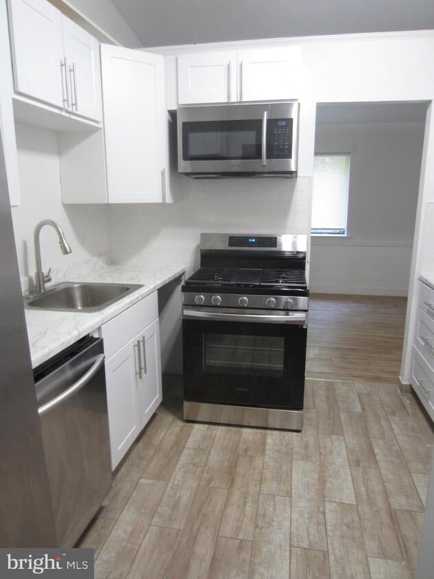 Primary Photo - 533 Wood Mill Dr