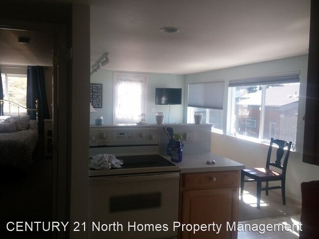 Foto del edificio - 1 br, 1 bath House - 6971 Salmon Beach Rd