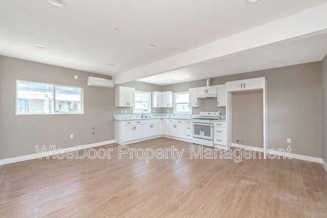 Building Photo - 1510 N Durant St