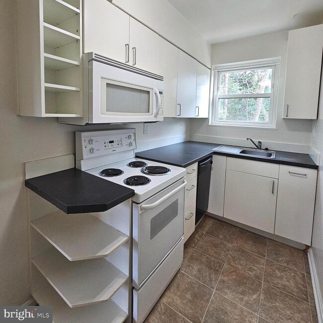 Building Photo - 3045 Patrick Henry Dr