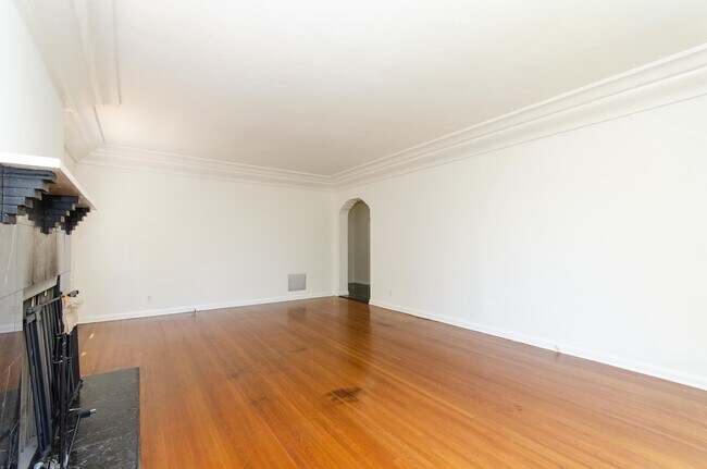 Building Photo - 1123 Larrabee St