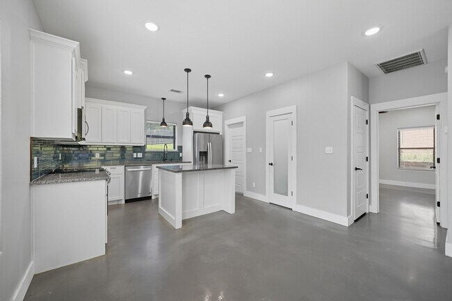 Building Photo - 610 E Shepherd St