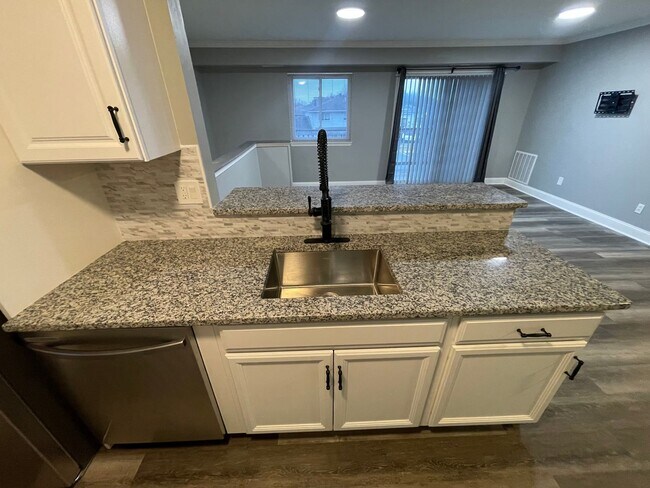 Building Photo - Brand New Renovated Condo in Edgewood!