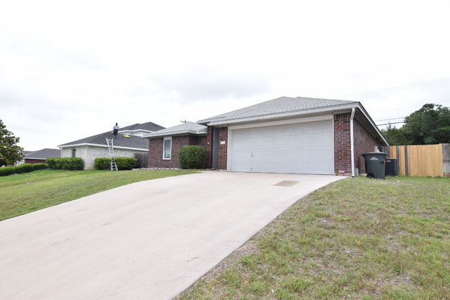 Building Photo - 1201 Joe Morse Dr