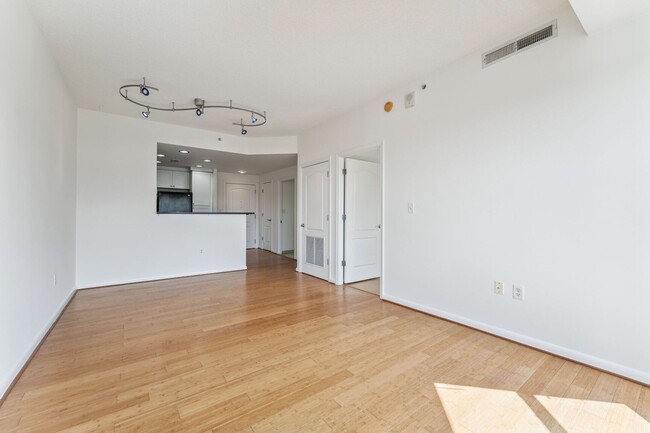 Foto del edificio - One Month Free for Lease Start by 12/29! A...