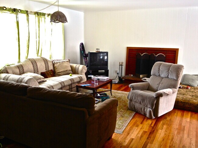 Foto del edificio - PRE-LEASE! 6 Bed 3 Bath House.