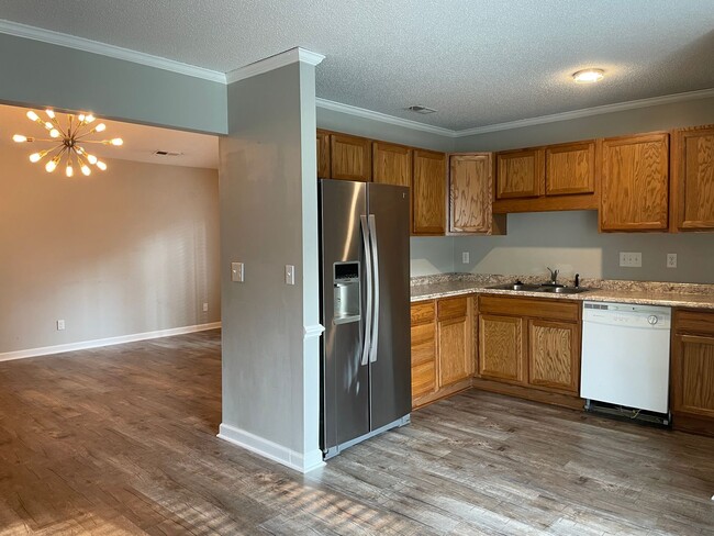 Building Photo - Charming 2 Bed, 2 Bath Triplex in Fayettev...