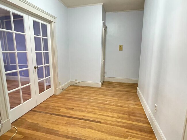 Building Photo - 153 Strathmore Rd