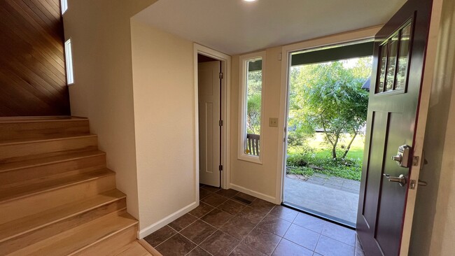 Building Photo - Awesome 3 Bed Townhouse w/great views! Bac...