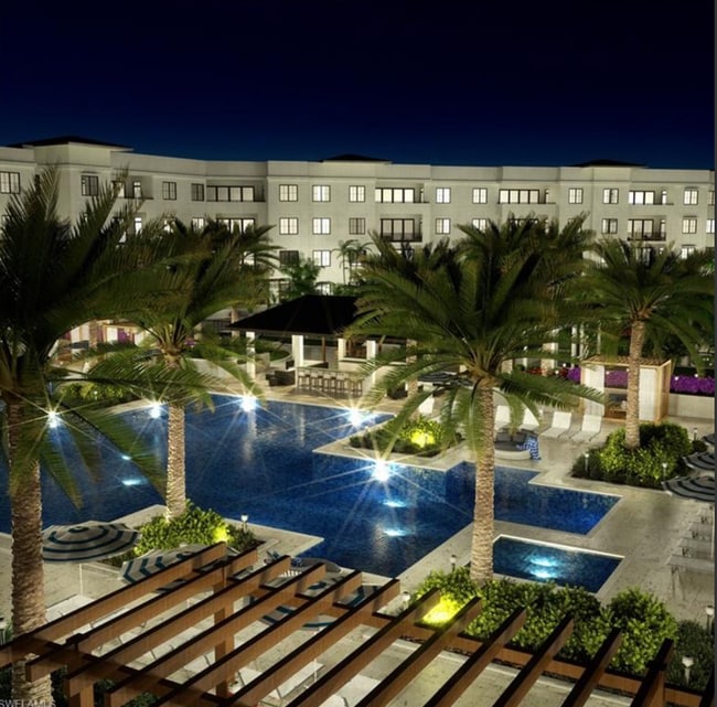 Hermosa de noche - 1111 Central Ave