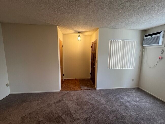 Vestíbulo de entrada con armario para abrigos - 3262 Montrose Ave