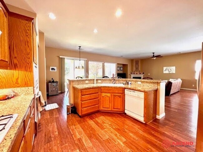 Building Photo - Beautiful Home in the Northwest!